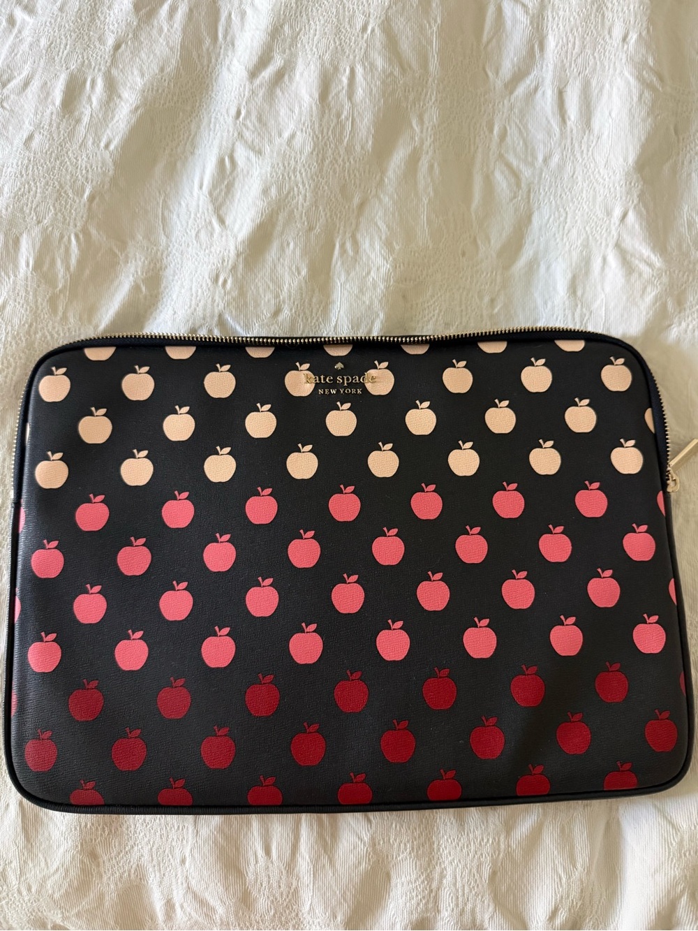 KATE SPADE LAPTOP CASE 16 IN APPLE PRINT